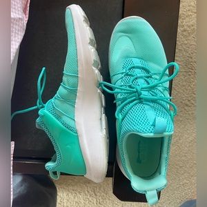 nike women’s darwin 819959-331